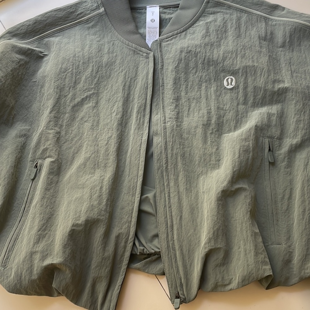 lululemon athletica Crinkle Nylon Track Jacket
Wordmark - Picture 5 of 10
